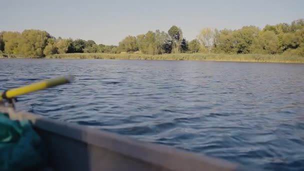 Barco de pesca se mueve a través del agua — Vídeos de Stock