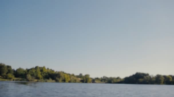 Flygfoto. Flygande över den fina sommaren River — Stockvideo