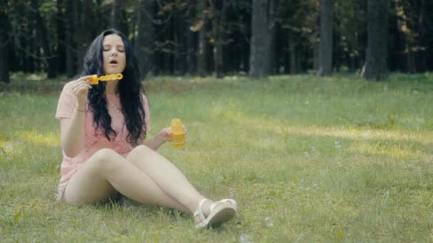 Girl blowing bubbles outdoors — Stock Video