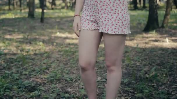 Κορίτσι φυσάει φυσαλίδες σε εξωτερικούς χώρους — Αρχείο Βίντεο