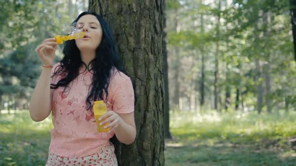 Menina soprando bolhas ao ar livre — Vídeo de Stock