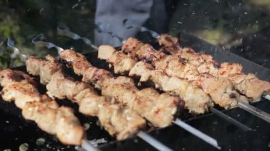dumanlı bir ızgarada hazırlanan lezzetli Barbekü