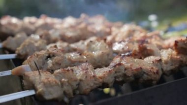dumanlı bir ızgarada hazırlanan lezzetli Barbekü