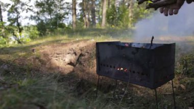 mangal barbekü için yanan kömürler