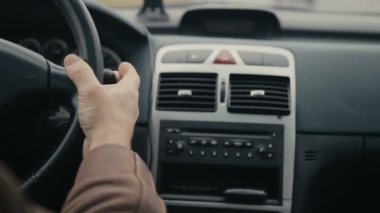 Sürücüleri el direksiyon simidi üzerinde closeup