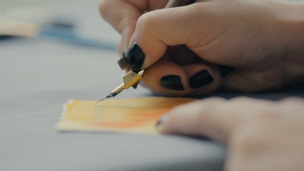 Menina desenha com tinta e pena — Vídeo de Stock