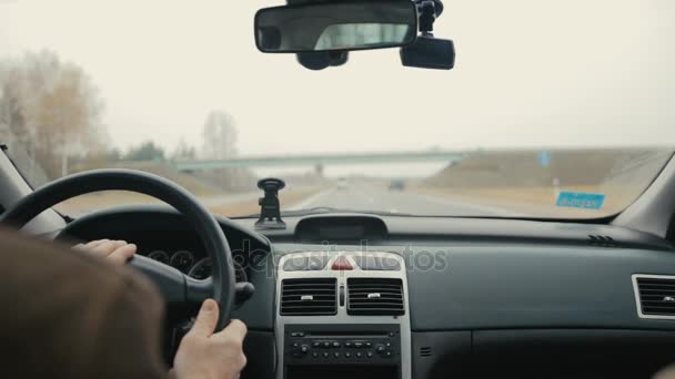 Uitzicht vanaf de passagiersstoel in de auto — Stockvideo