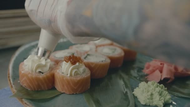 Шеф-повар украшает булочки с яйцами и сыром — стоковое видео