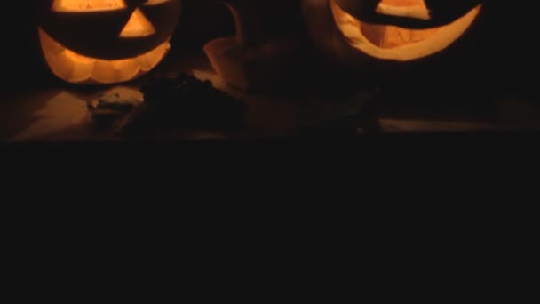 Groep van gloeiende pumpkins nachts — Stockvideo