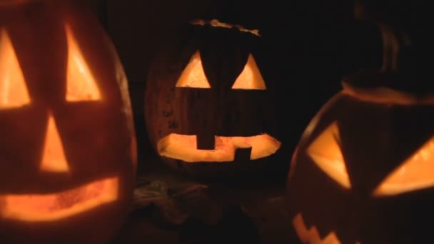 Glowing scary pumpkin at night on the steps — Stock Video