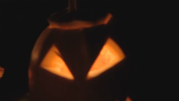 Glowing scary pumpkin at night on the steps — Stock Video