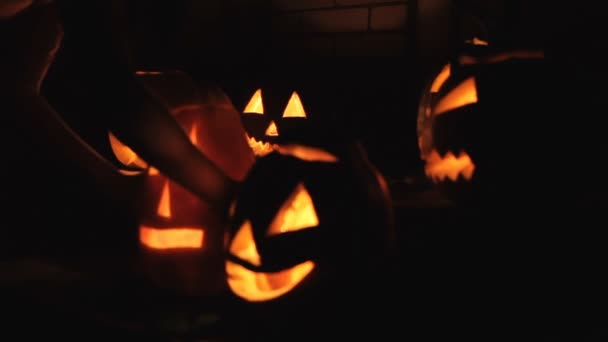 Подготовка тыквы к Хеллоуину — стоковое видео