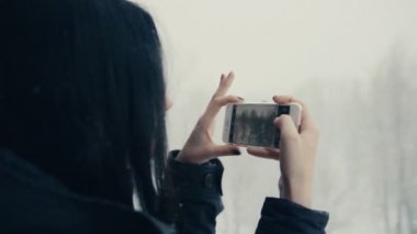 Kız bir fotoğraf kar al