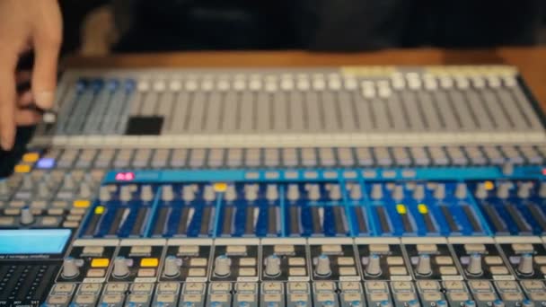 Equalizadores, estúdio de som, console de áudio, mixer, controles deslizantes — Vídeo de Stock
