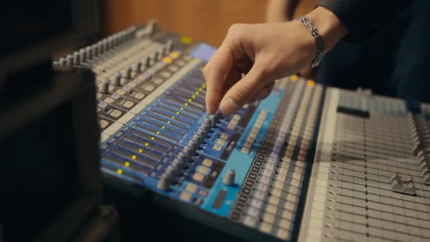 Ljudstudio, mixer, audio console, equalizers, reglagen — Stockvideo