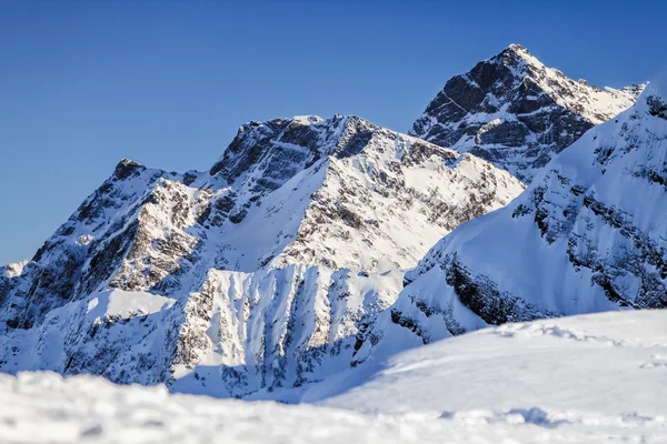 Prachtige besneeuwde winter Agepsta piek berglandschap op blauwe hemelachtergrond — Stockfoto