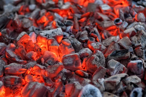Barbekü yakın çekim doku arka plan yemek pişirmek için parlayan sıcak kırmızı köz