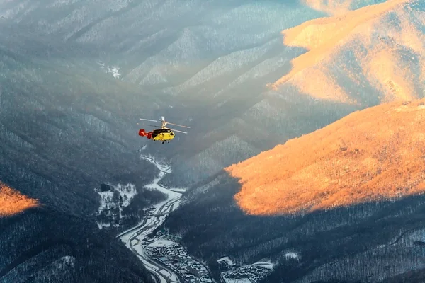 Luchtfoto van de helikopter winter mountain — Stockfoto