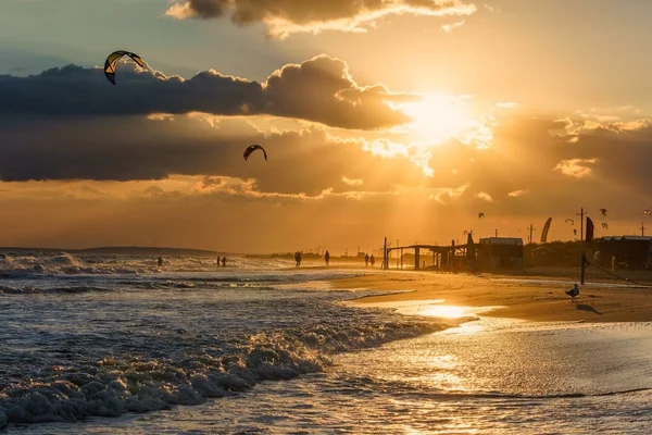 Прекрасний захід сонця на піщаному пляжі прибережної лінії морські пейзажі — стокове фото