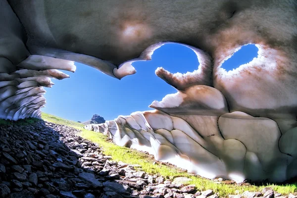 Quaint intricate mountain snow cave from inside beautiful scenery — Stock Photo, Image