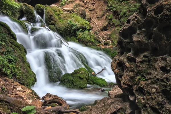 Горный водопад на фоне огромного каменного сказочного пейзажа — стоковое фото
