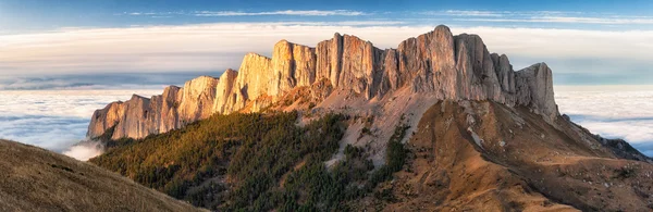 Montaña rocosa bastión otoño paisaje panorámico —  Fotos de Stock