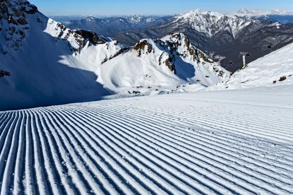 Aibga dağın cirque kayak pisti ile snowcat hazırlanan