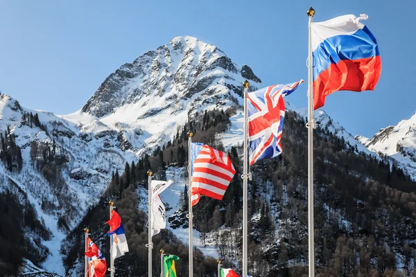 Nationale vlaggen van Rusland, Groot-Brittannië, Verenigde Staten en andere landen die wuiven in de wind — Stockfoto