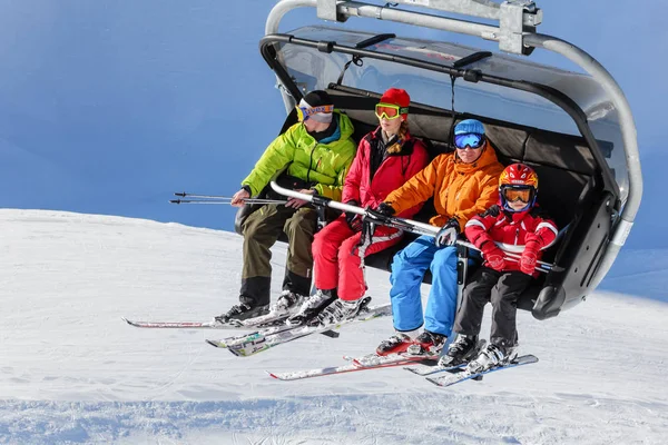 Bir sandalye teleferik üzerinde sürme Dört Kişilik ailenin