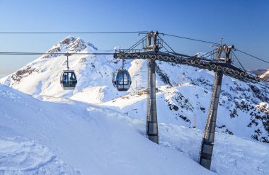 Teleferik kaldırdı üzerinde karlı dağlar arka plan güzel kış manzara manzara