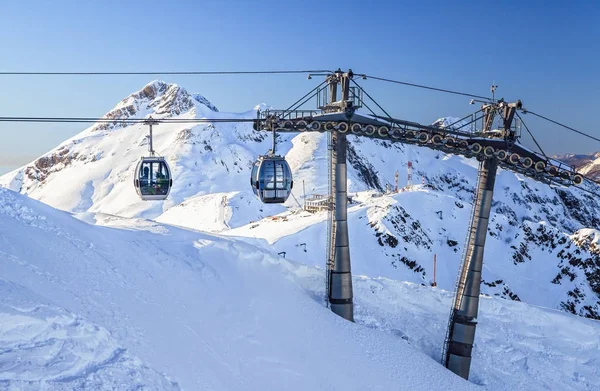 Teleferik kaldırdı üzerinde karlı dağlar arka plan güzel kış manzara manzara