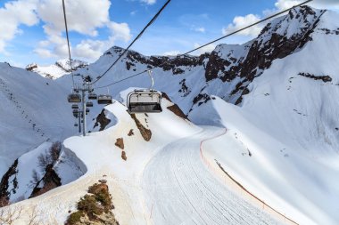 Boş teleferik asansör sandalye karlı dağ cirque yamaç ve mavi gökyüzü kış arka plan üzerinde güneşli bir gün, bir boş Kayak Merkezi