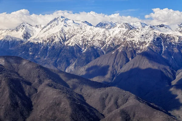 Bela paisagem montanhosa do cume caucasiano principal com picos nevados no final do outono — Fotografia de Stock