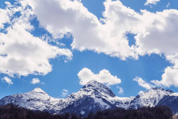 Красивая снежная вершина горы Айбга голубое облачное небо зимний пейзаж — стоковое фото