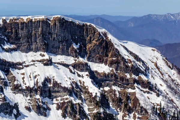 Prachtige besneeuwde winterlandschap voor Kaukasische berg — Stockfoto