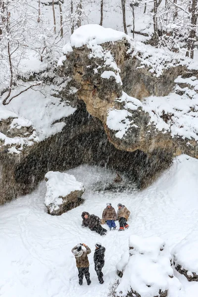 Mulheres idosas engolindo na neve, fazendo diversão, tirando fotos e rindo durante a queda de neve na floresta de inverno — Fotografia de Stock