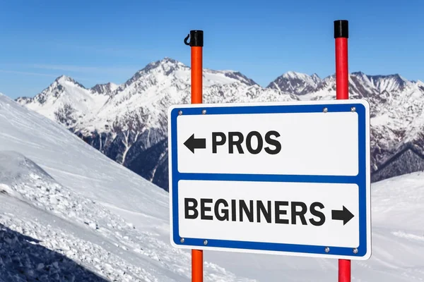 Artıları ve yeni başlayanlar yön işareti bifurcating Kayak ve snowboard binici akarsu