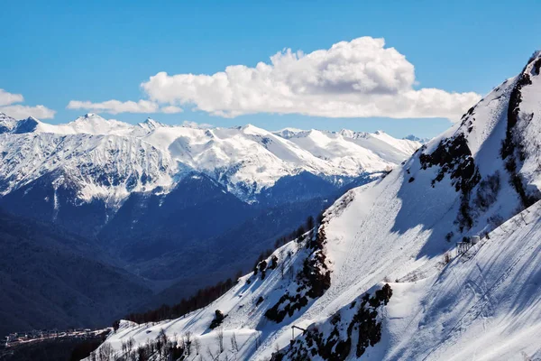 Krásné horské malebné krajině kavkazské hlavní hřbet s zasněžené vrcholy v zimě — Stock fotografie