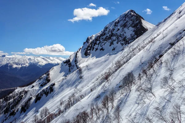 Prachtige schilderachtige berglandschap van de bergkam van de Main Kaukasus met besneeuwde toppen op de winter — Stockfoto