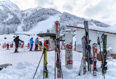 Kayaklar ve panoları karda sıkışmış