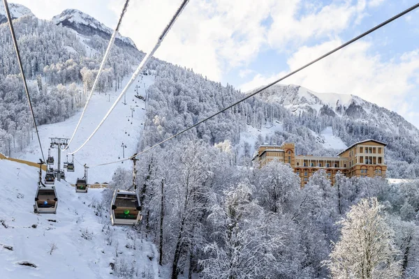 Seilbahn Sli Lift Kabinen am blauen Himmel und schneebedeckten Berg Hintergrund schöne Winterlandschaft — Stockfoto