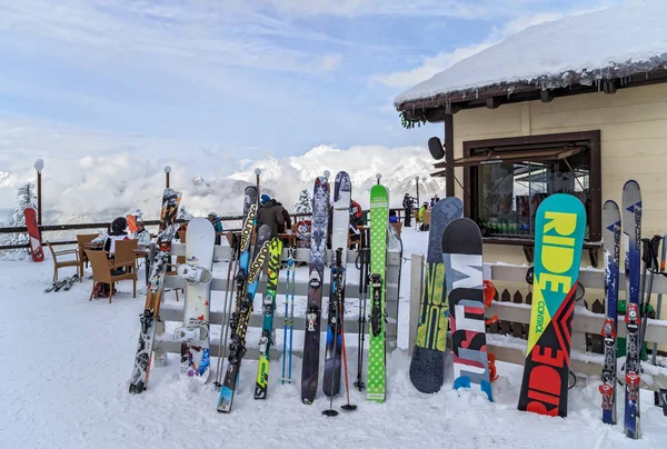 Kayak ve snowboard bir kış kafe Parmaklığa leant