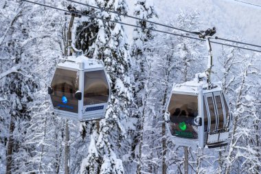 Teleferik teleferik kabinleri karlı Dağı'nda güzel kış manzarası arka plan