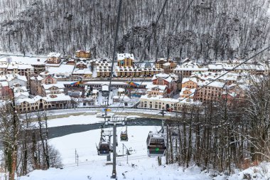Gorki Gorod resort teleferik teleferik karlı ağaçların üzerinde arka plan güzel kış manzarası