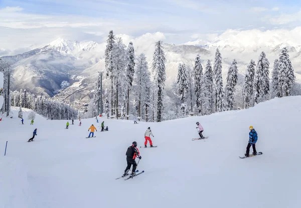 Kayakçı ve snowboard kayak pisti üzerinde sürme
