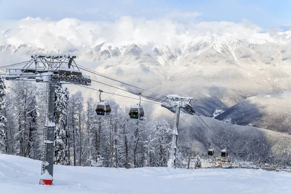 Teleferik teleferik kabinleri karlı Dağı'nda güzel kış manzarası arka plan