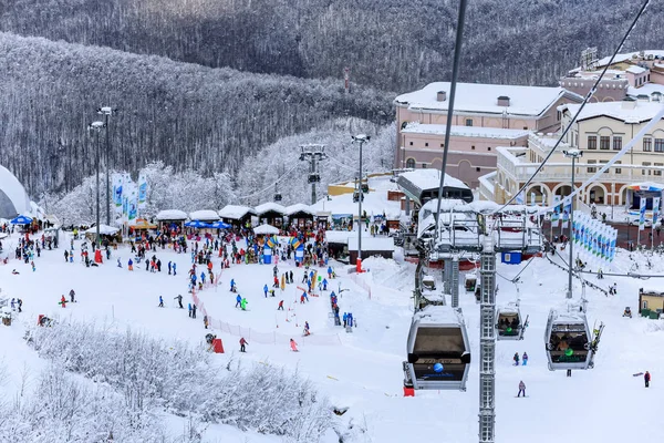 Канатна дорога лижний підйомник і випереджати зони на деревах, snowy тло красивому зимовий пейзаж — стокове фото