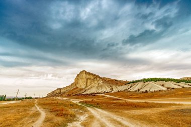 Kırım, Ukrayna. Belaya Rock Ak-Kaya 'nın manzarası. Belogorsk 'taki dağ zirvesi. Popüler turizm merkezi