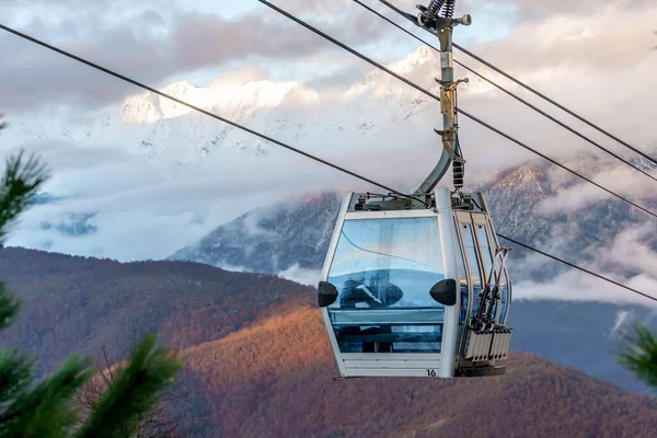 Sotchi, Russie - 6 janvier 2018 : Krasnaya Polyana, ancienne station de ski de montagne Gorky Gorod. Téléski gondole panoramique près sur fond de montagne — Photo