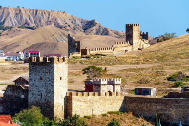 Sudak - 12 Ekim. 2019: Ortaçağ Ceneviz Kalesi Kırım 'da turistik bir bölge. Mavi gökyüzü güneşli gün manzarası